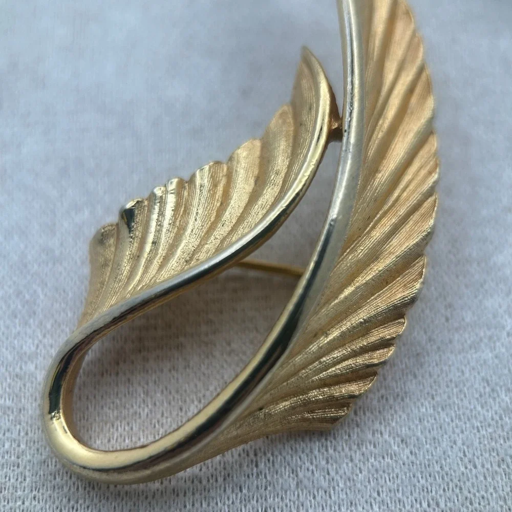 Vintage Brooch Gold Tone Leaf Elegant Curved Mid-Century Pin‎ Feather